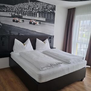 Zimmer mit Kingsize-Bett